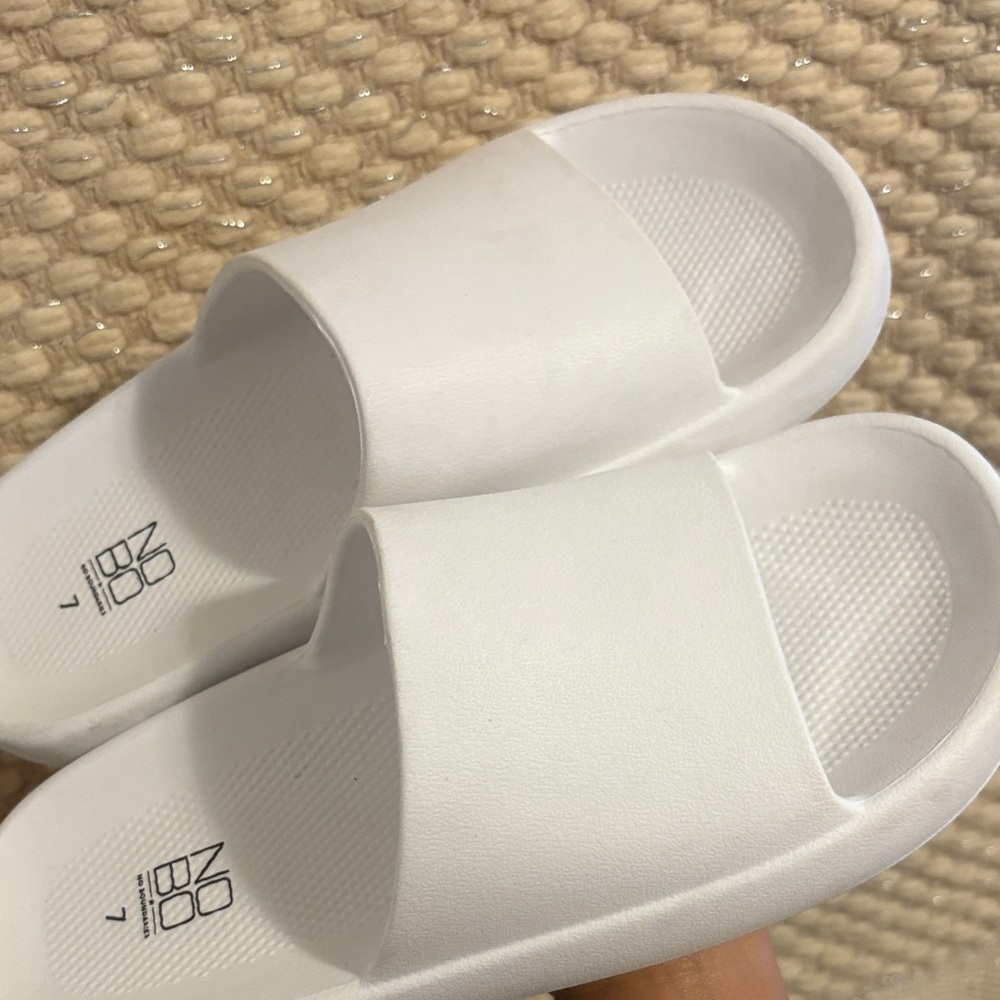 No Boundaries Classic White Slides - Picture 4 of 13